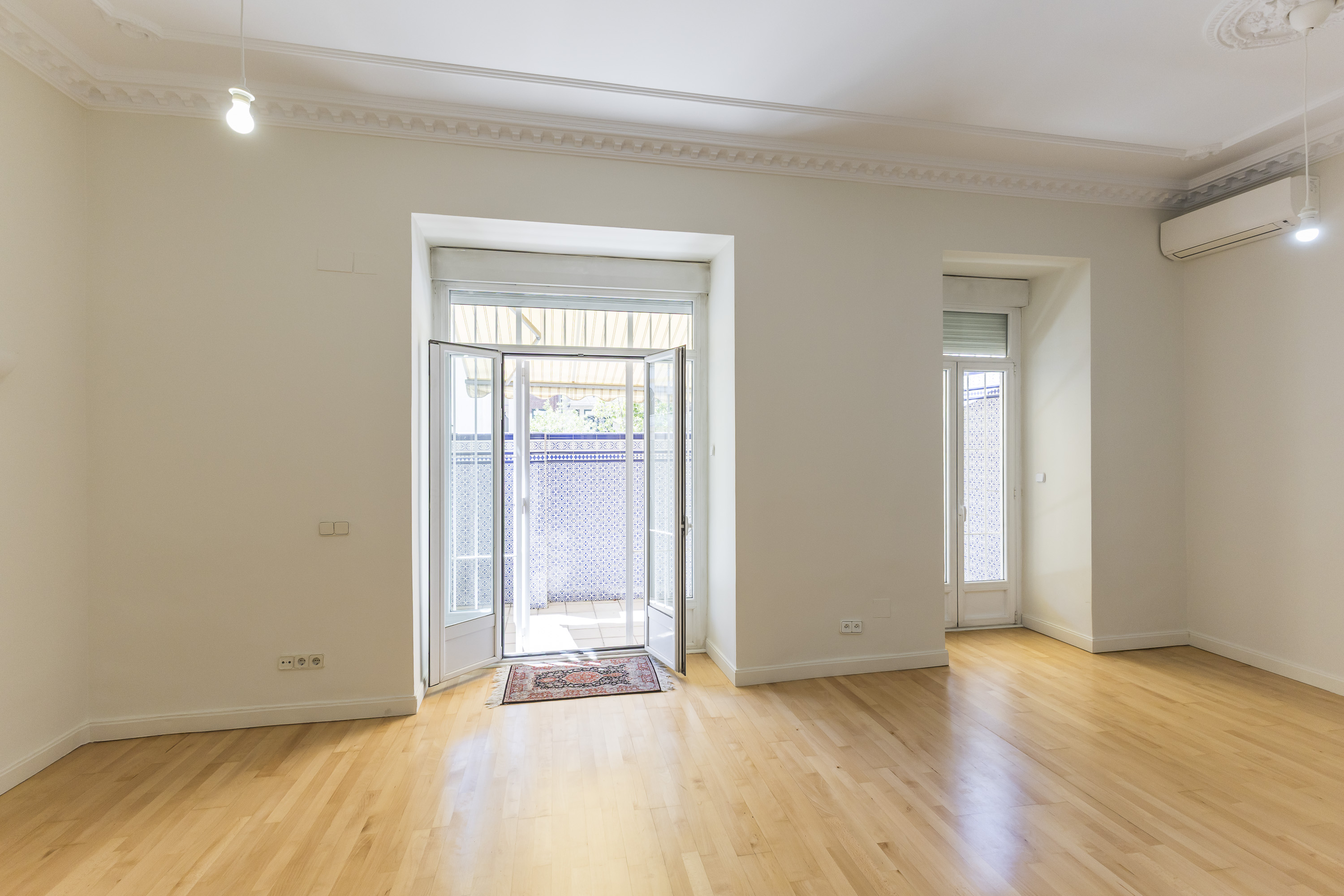 Elegancia clásica con patio privado en el corazón del Barrio de Salamanca.