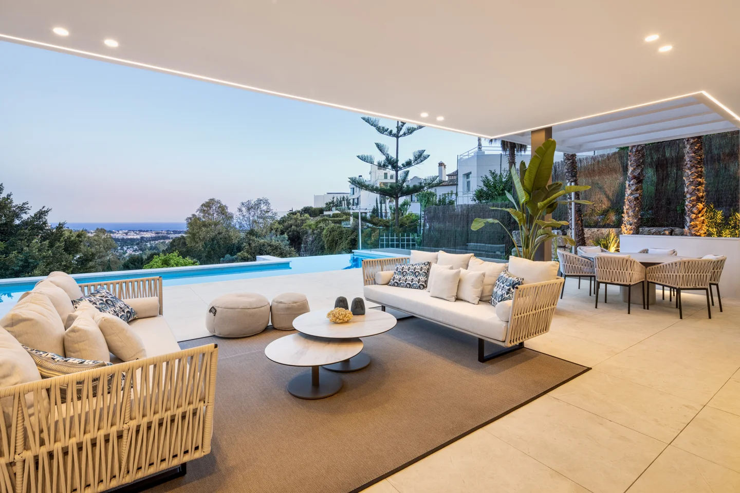 Contemporary villa in La Quinta with stunning sea and mountain views