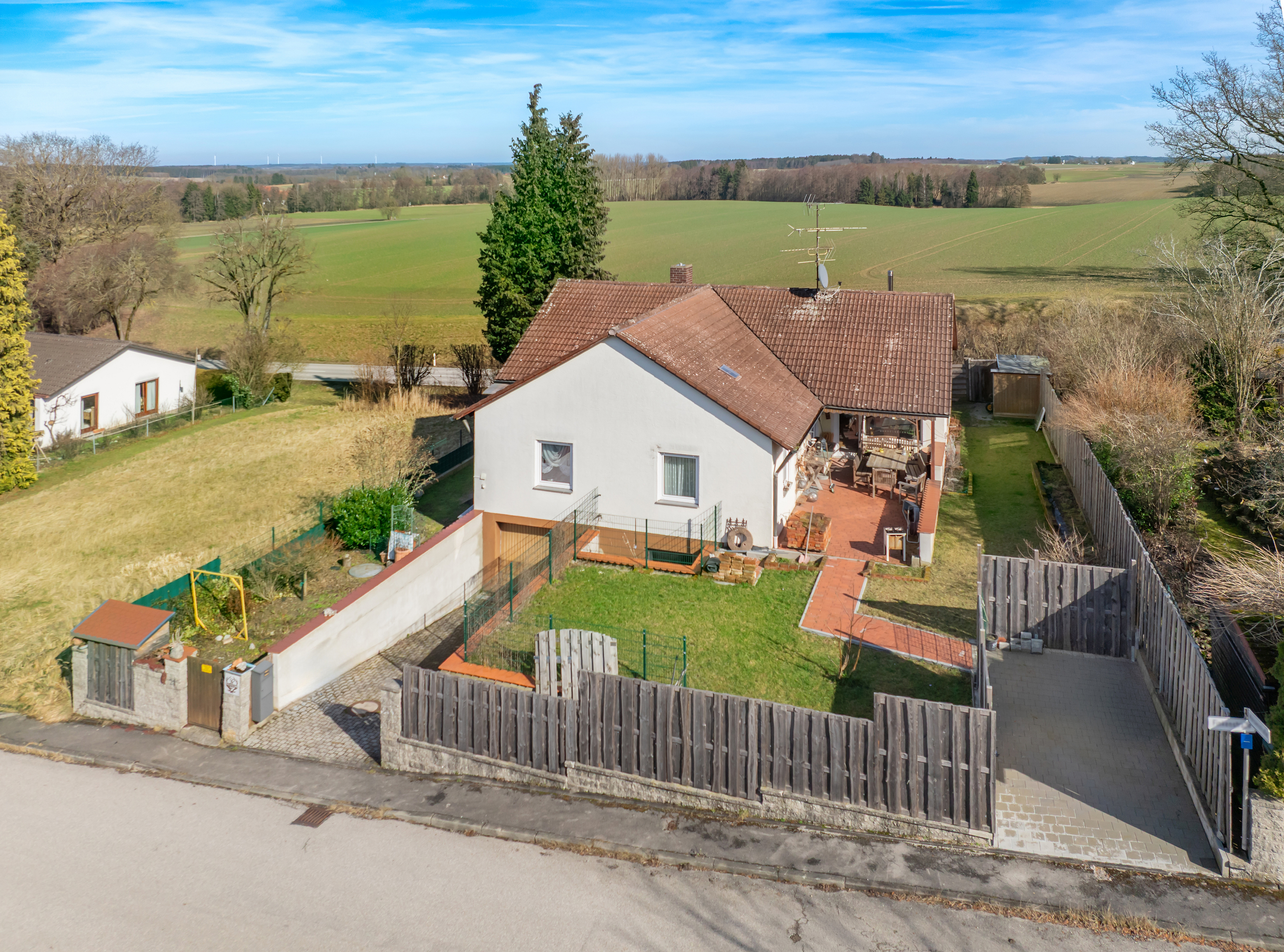 Idyll im Grünen: Bungalow mit Potenzial und Weitblick