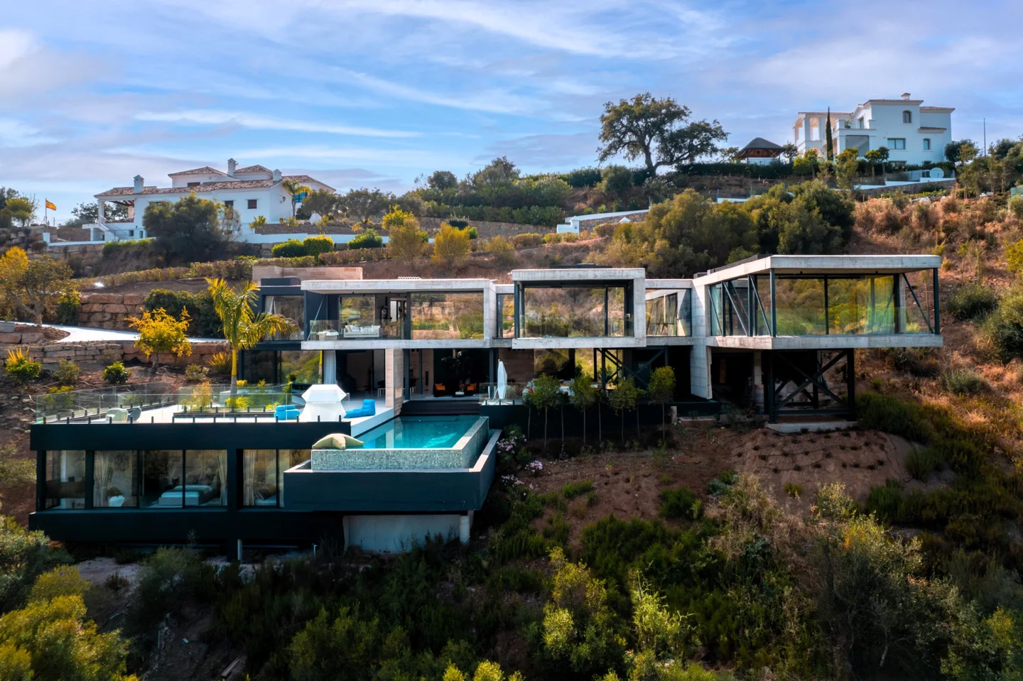 Spektakuläre Villa in erster Meereslinie des Marbella Club Golf Resort in einer geschlossenen Wohnanlage