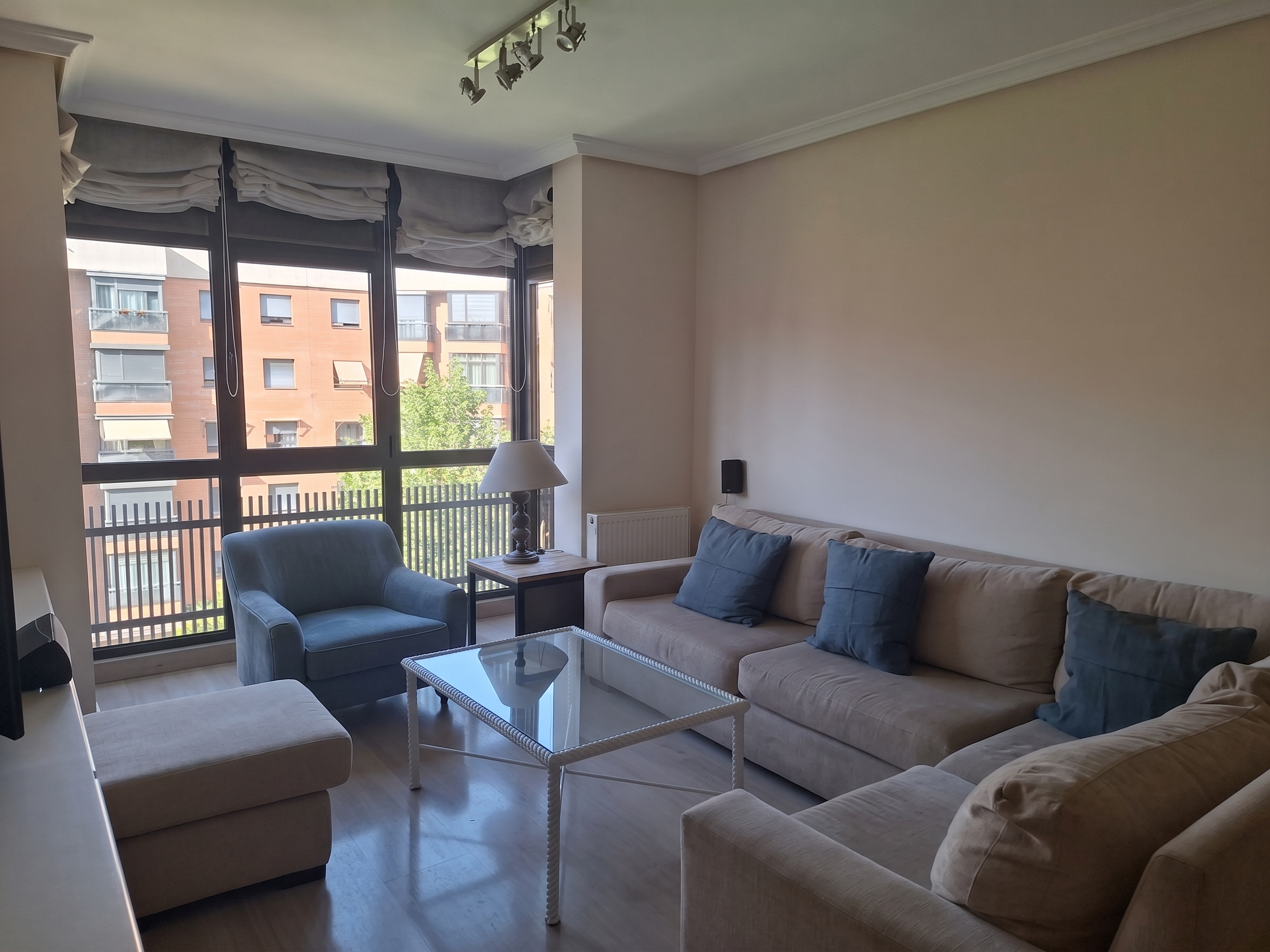 Spacious, comfortable apartment for rent on Talgo Avenue