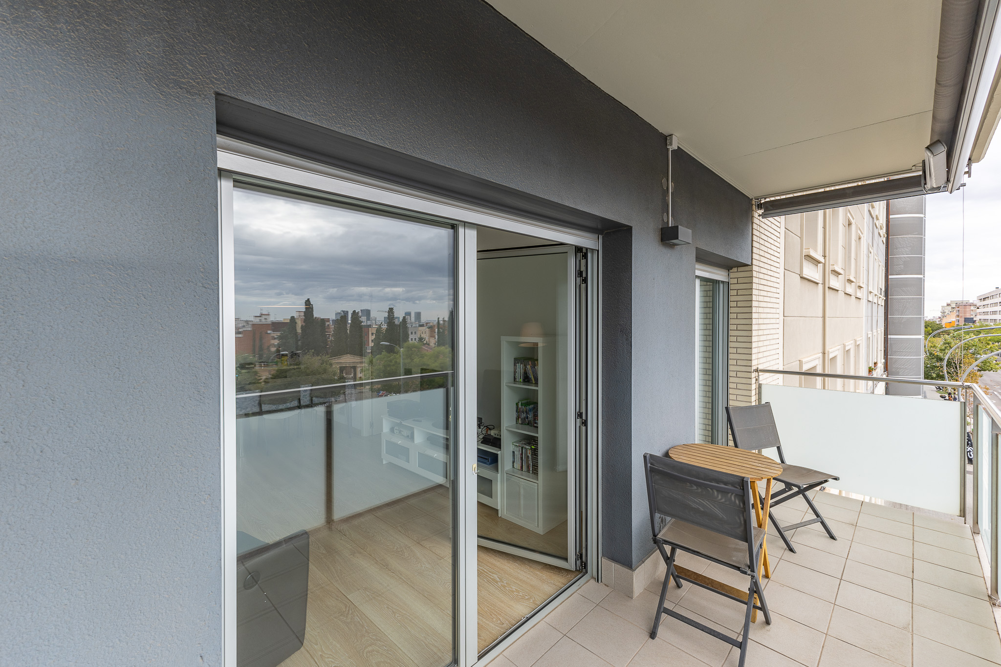 I need a ground-floor flat with a terrace in Les Corts