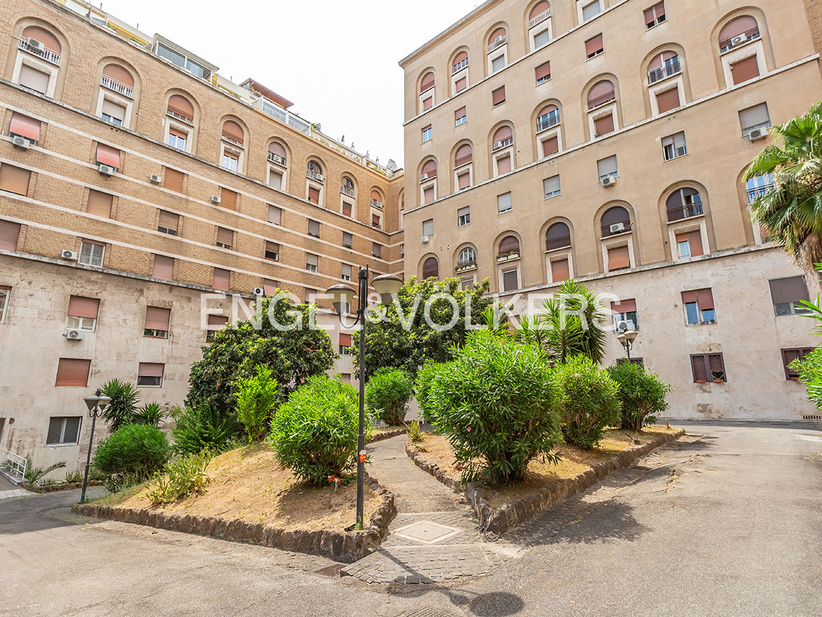 Spacious, finely renovated apartment