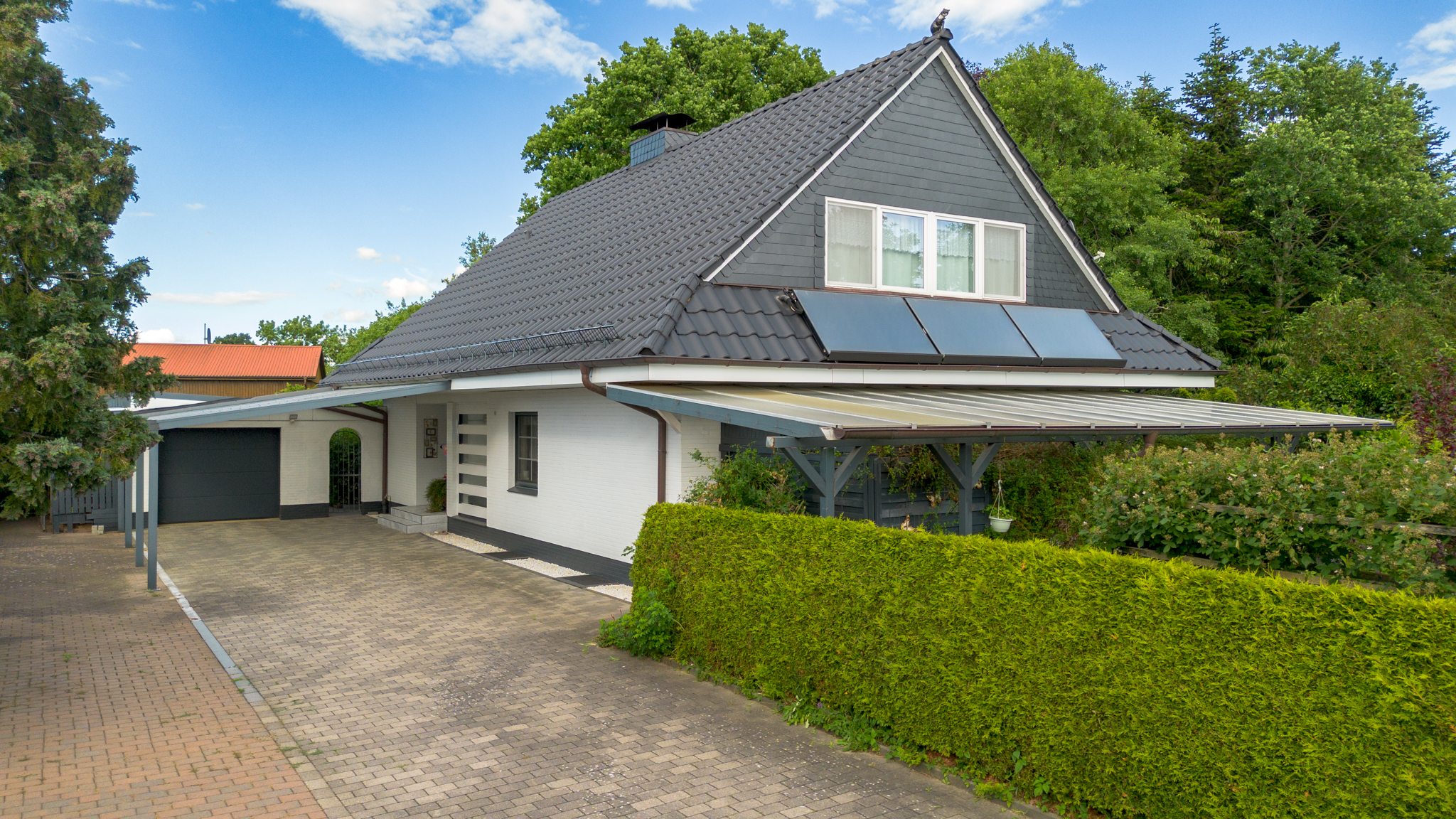 Ruhig, grün, zukunftssicher: Familien-Upgrade mit Solarthermie & Garten-Idyll