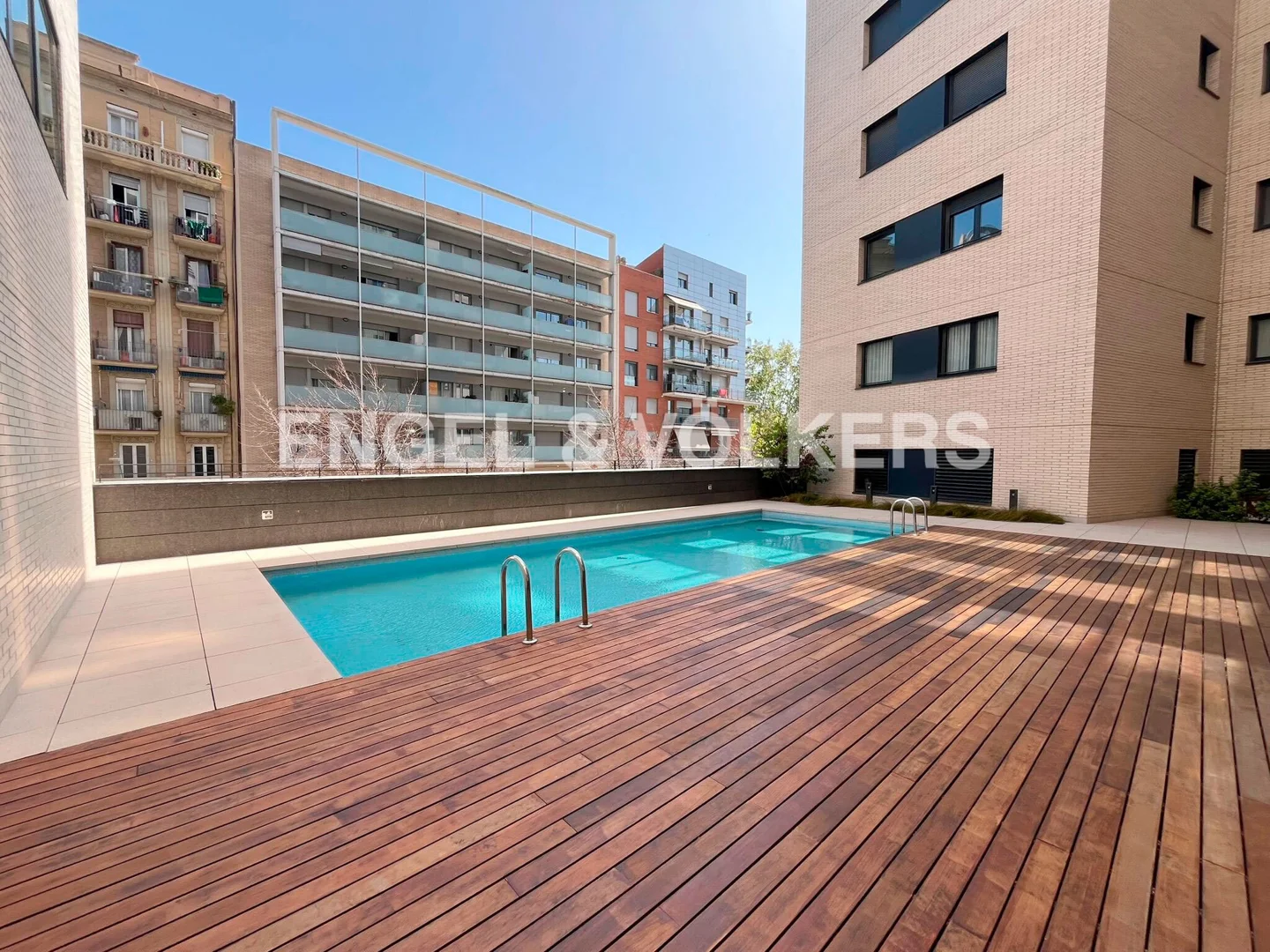 Premium flat with swimming pool and close to the beach.
