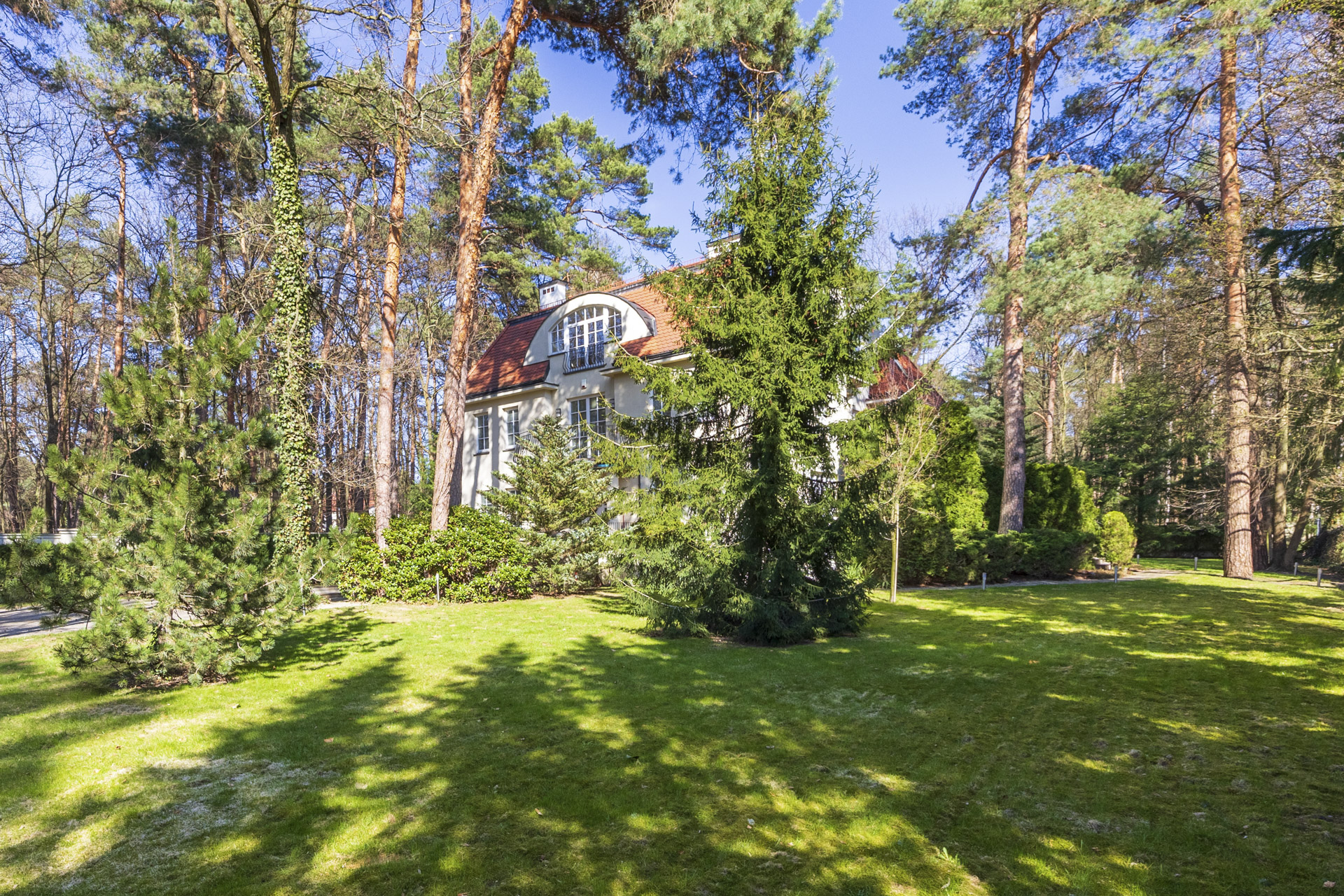 Odkryj prestiż Konstancina rezydencja 977 m², 7 sypialni i 5 master, siłownia, taras, ogród, garaże, po modernizacji 2017