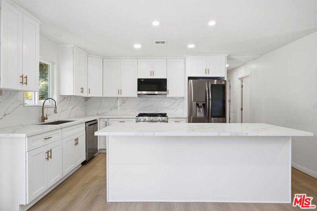 Stylish Remodeled ADU with 4 Parking Spaces