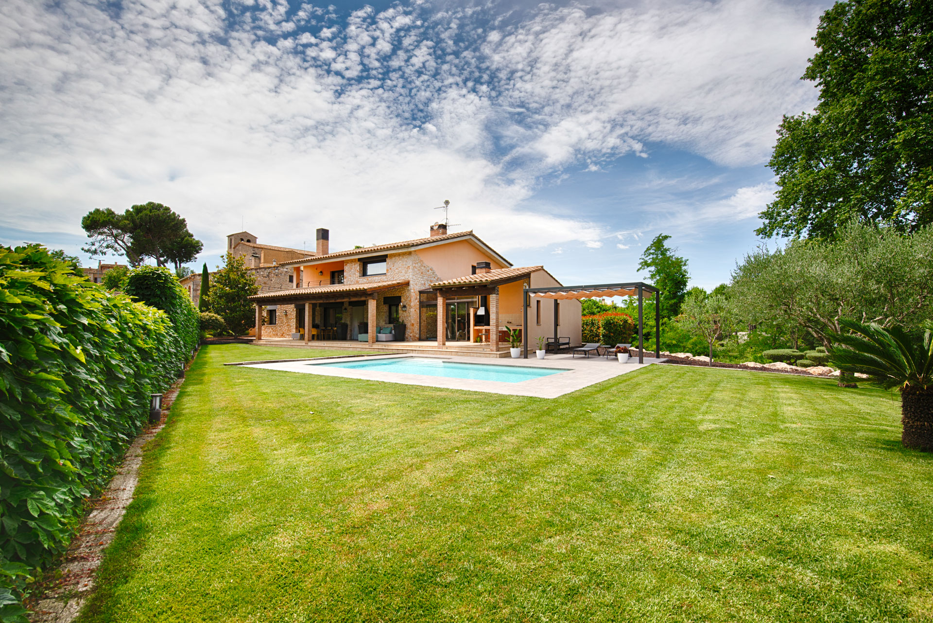 Elegante villa de estilo moderno con detalles rústicos situada en el Alt Empordà