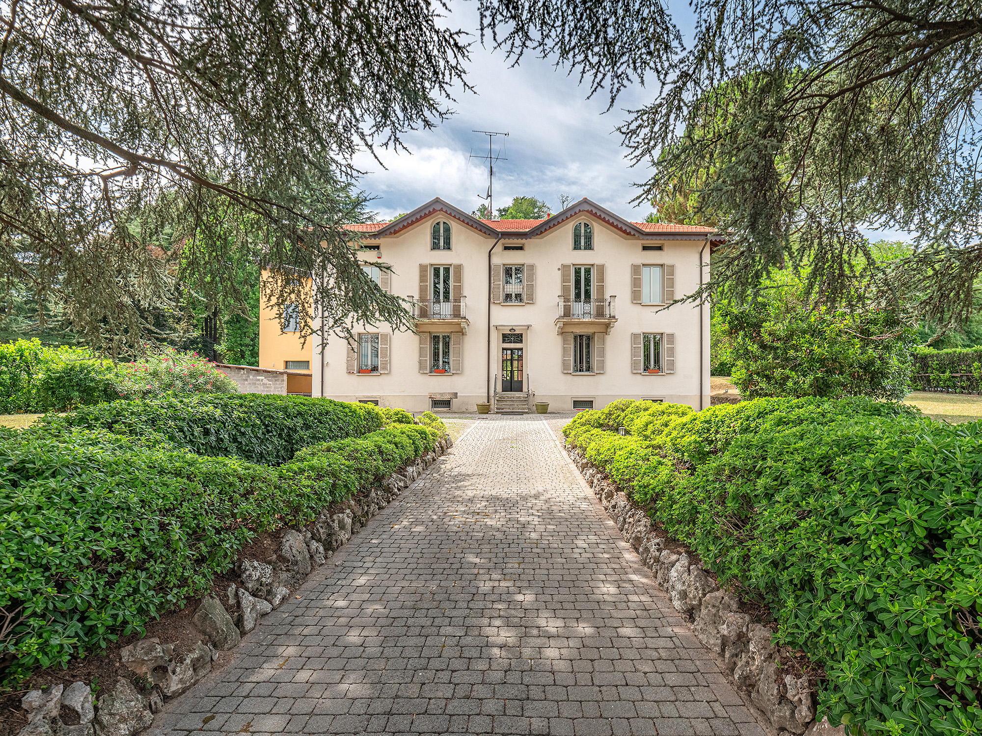 Country chic villa with garden