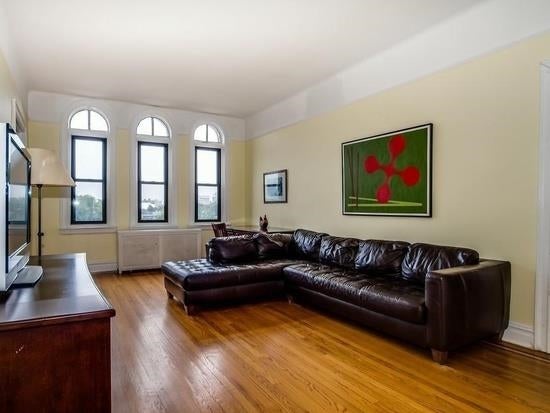Charming Condo in Gloria Gables!