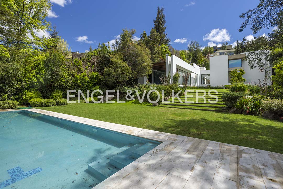 Mediterránea con gran jardín caminable al colegio Everest