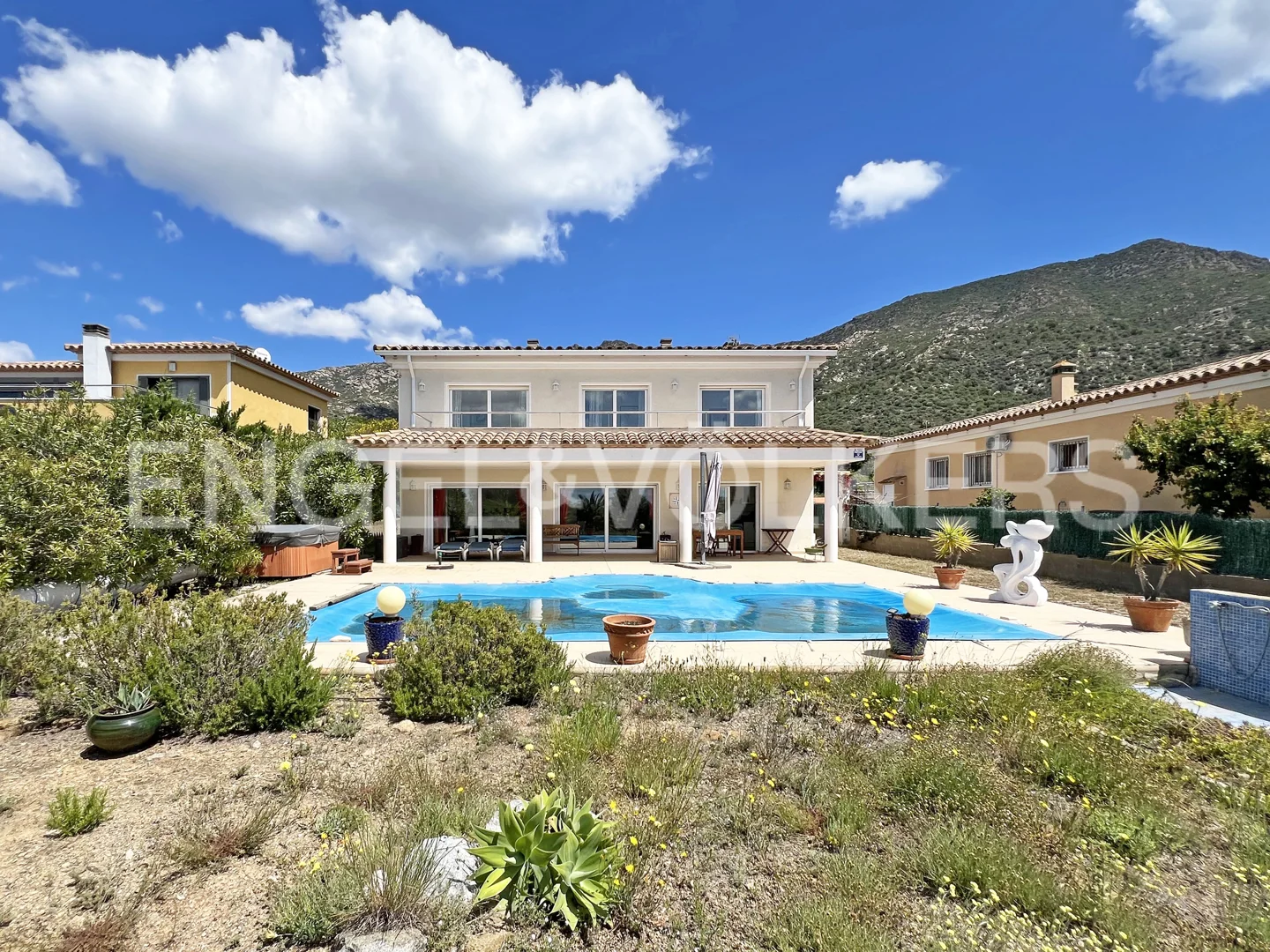 Beautiful house with views, garden, and pool just 10 minutes from the sea.