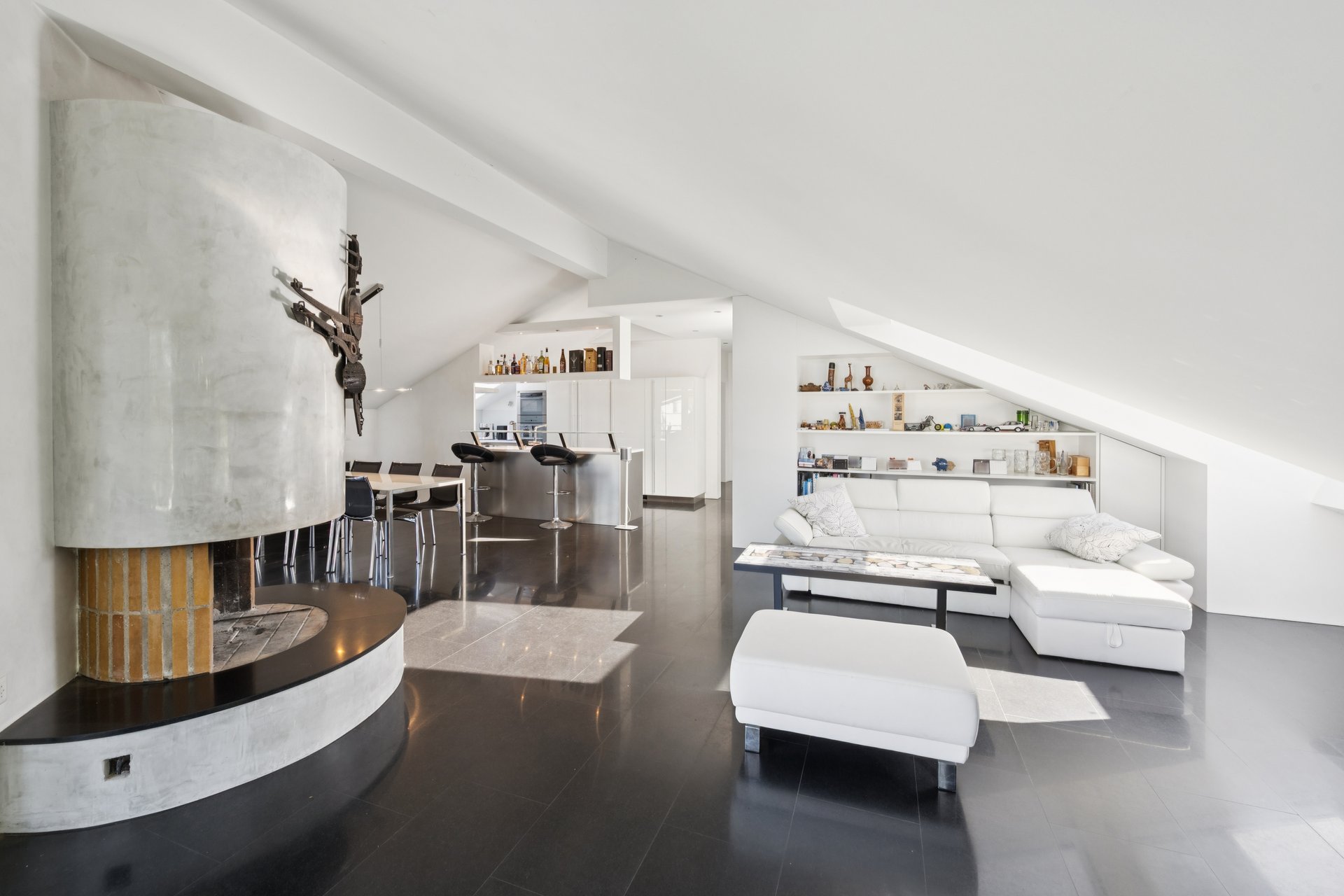 Exklusive Dachwohnung mit Studio & seltenem Parkangebot