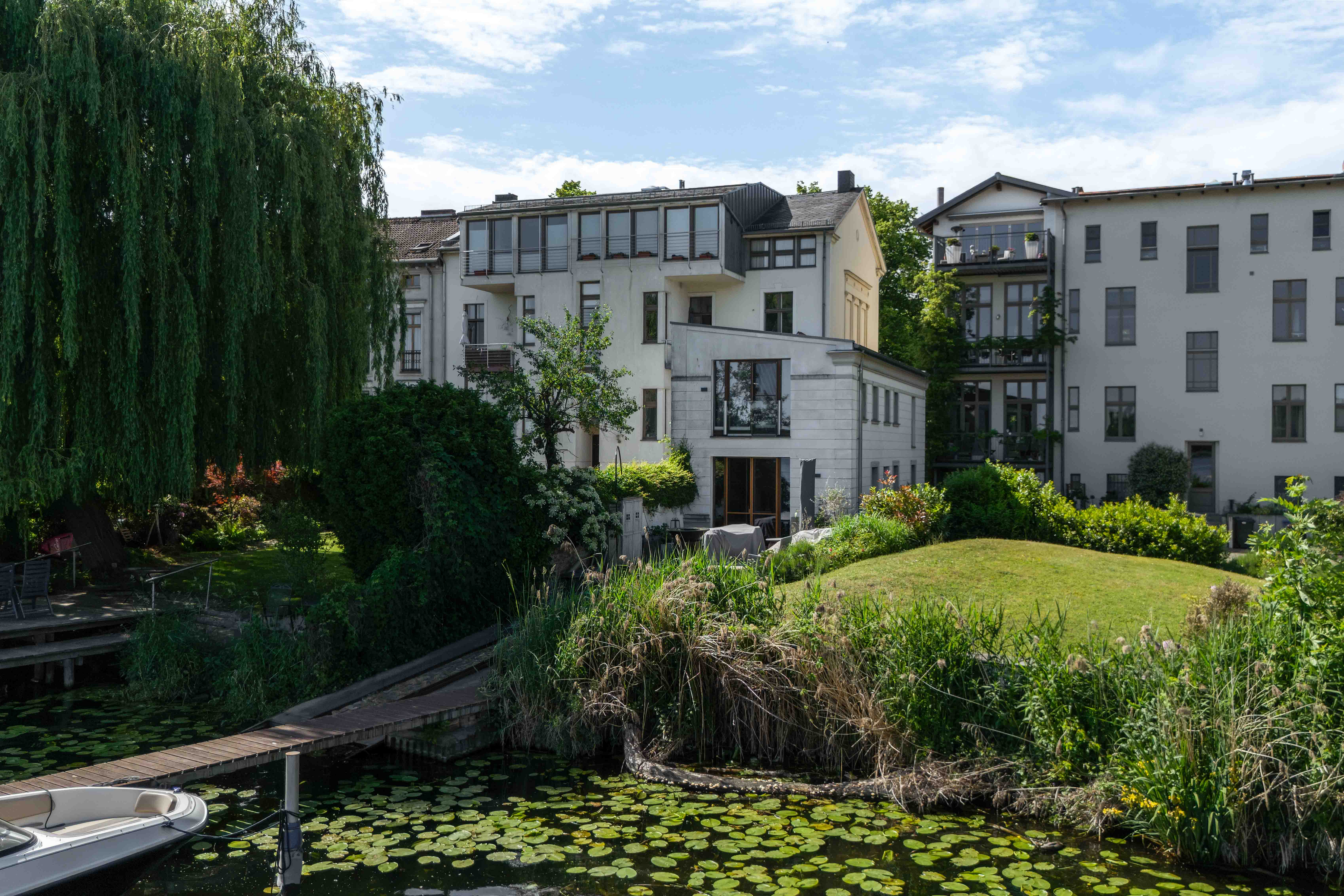 Between past and present – unique coach house right on the waterfront