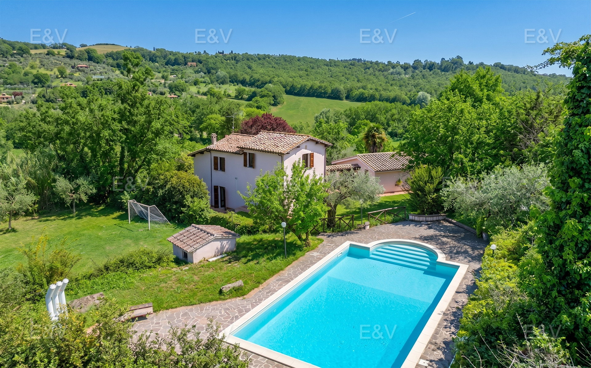 Delizioso Casale con dependance e piscina, immerso nel verde, a due passi da Amelia
