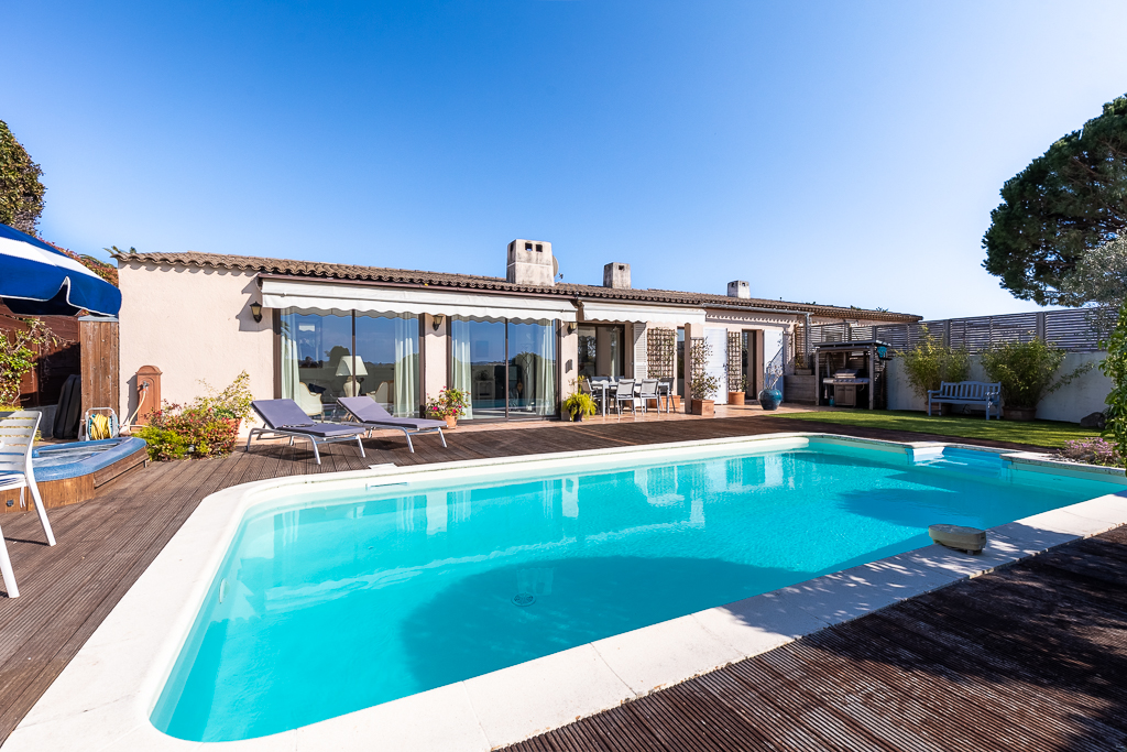 Domaine des Hauts de Vaugrenier - Family home with pool and hill views.