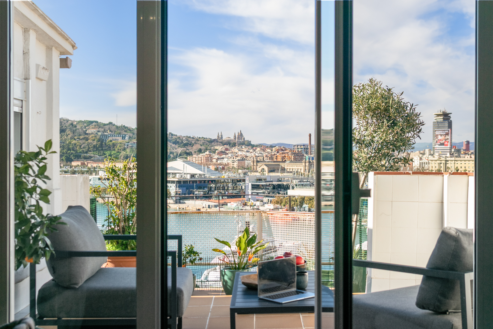 SEASONAL PENTHOUSE WITH PRIVATE TERRACE AND PANORAMIC SEA VIEWS IN LA BARCELONETA