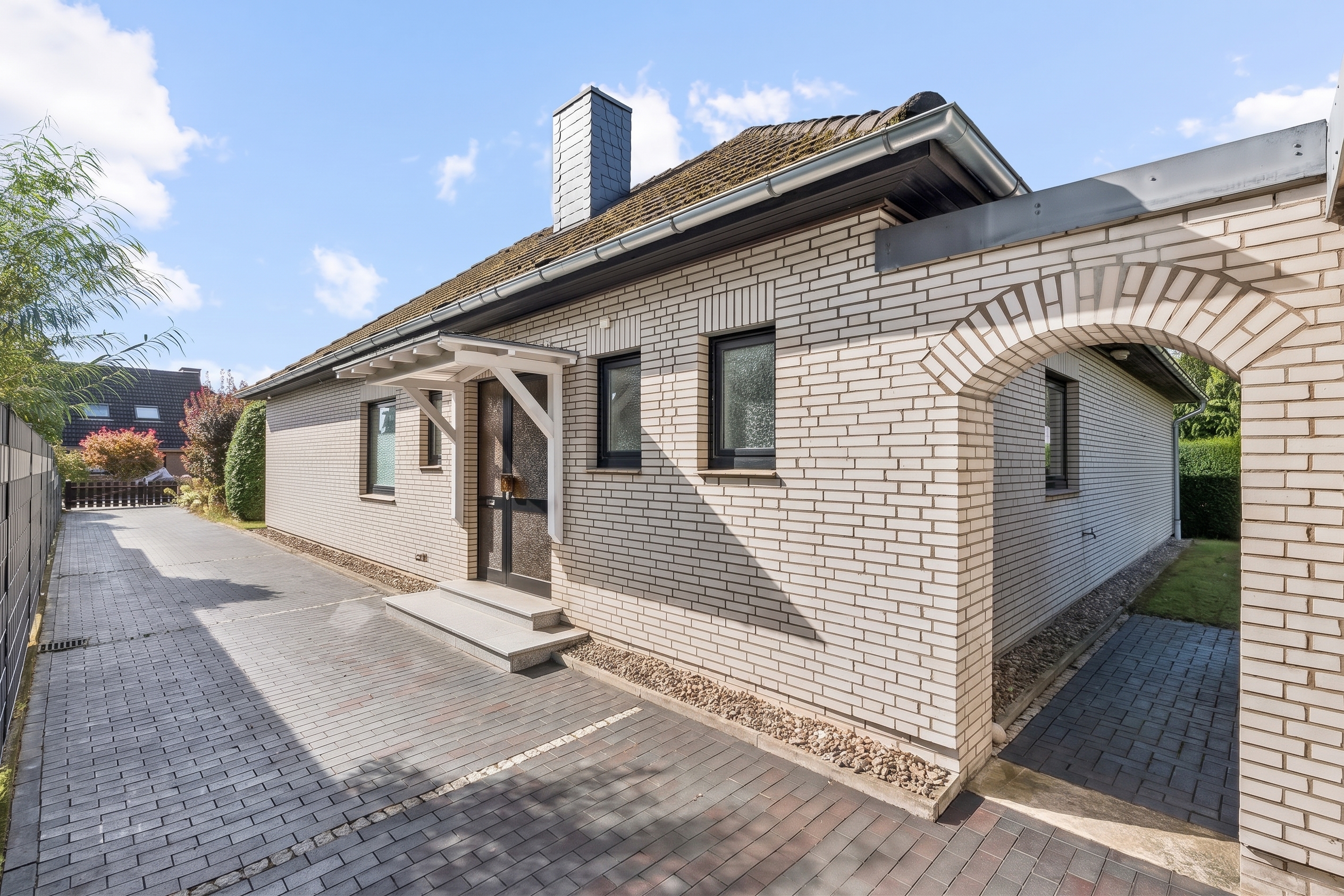 Gepflegtes Einfamilienhaus mit großem Garten, Garage und viel Platz für die ganze Familie [AI-modified]