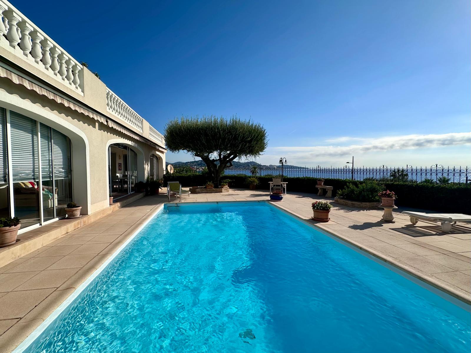 High-potential apartment with panoramic sea views over Saint-Tropez