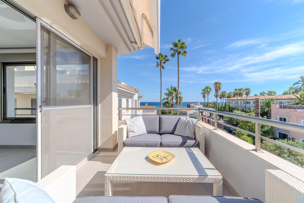 Modern penthouse in Port Verd with sea views and garage