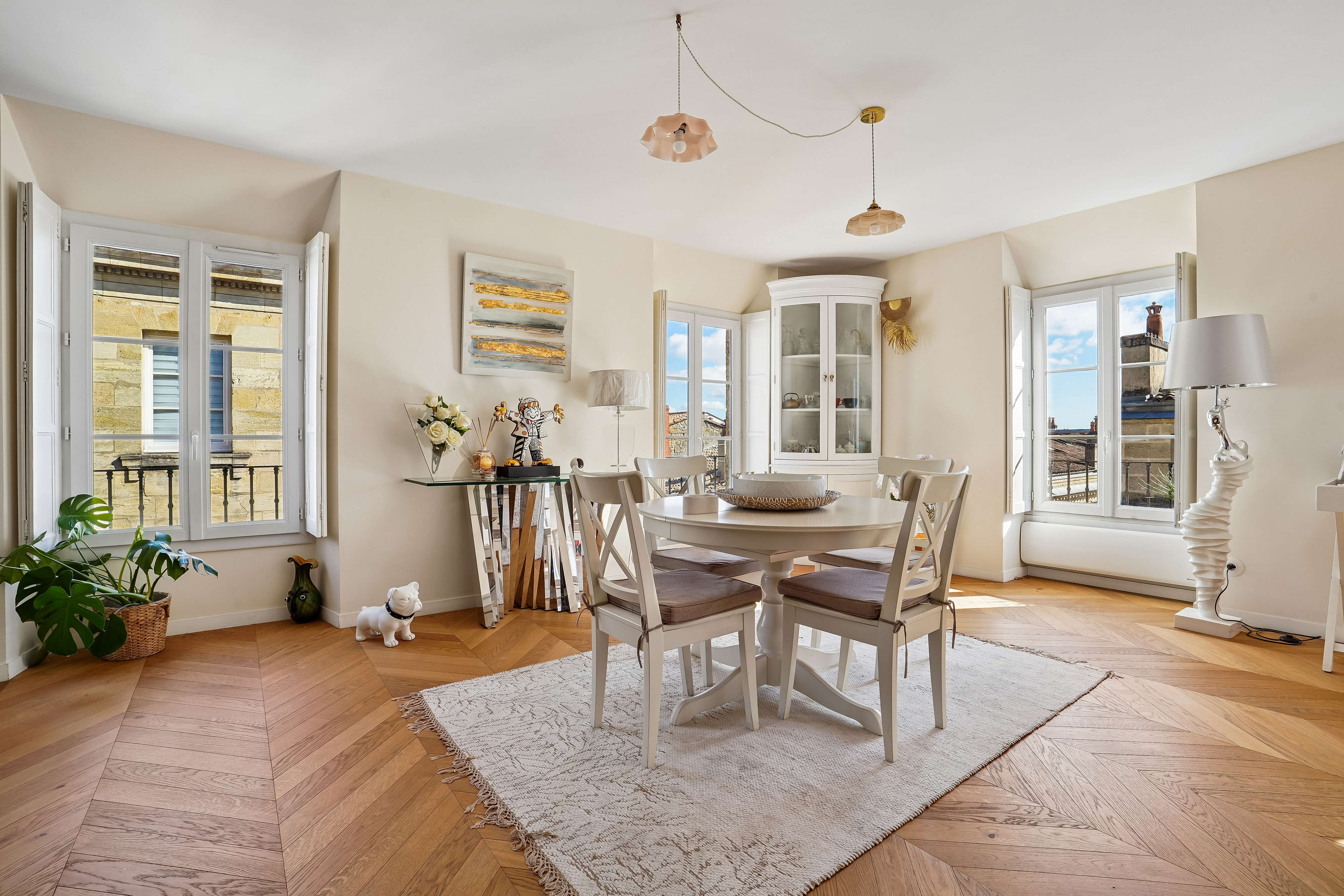 Architect-designed duplex on the top floor with elevator – steps from the Golden Triangle