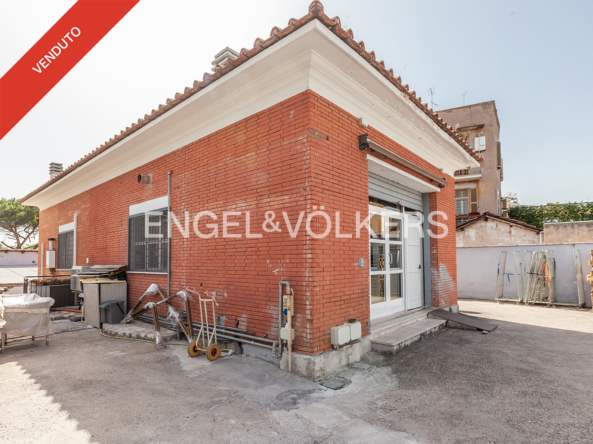 Renovated lab in Appio Latino area