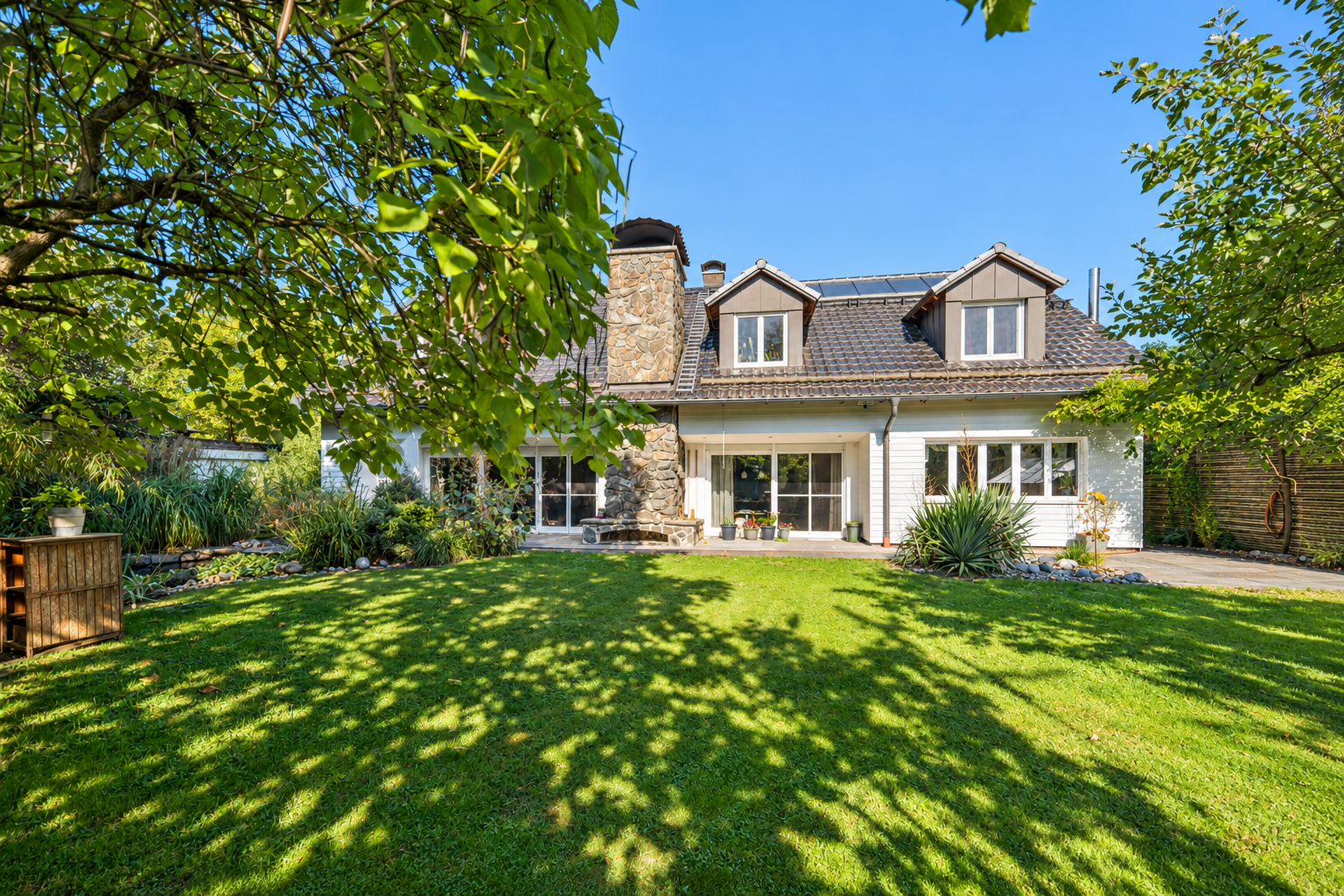 Spacious Single-Family Home with South-Facing Garden and Spa Area