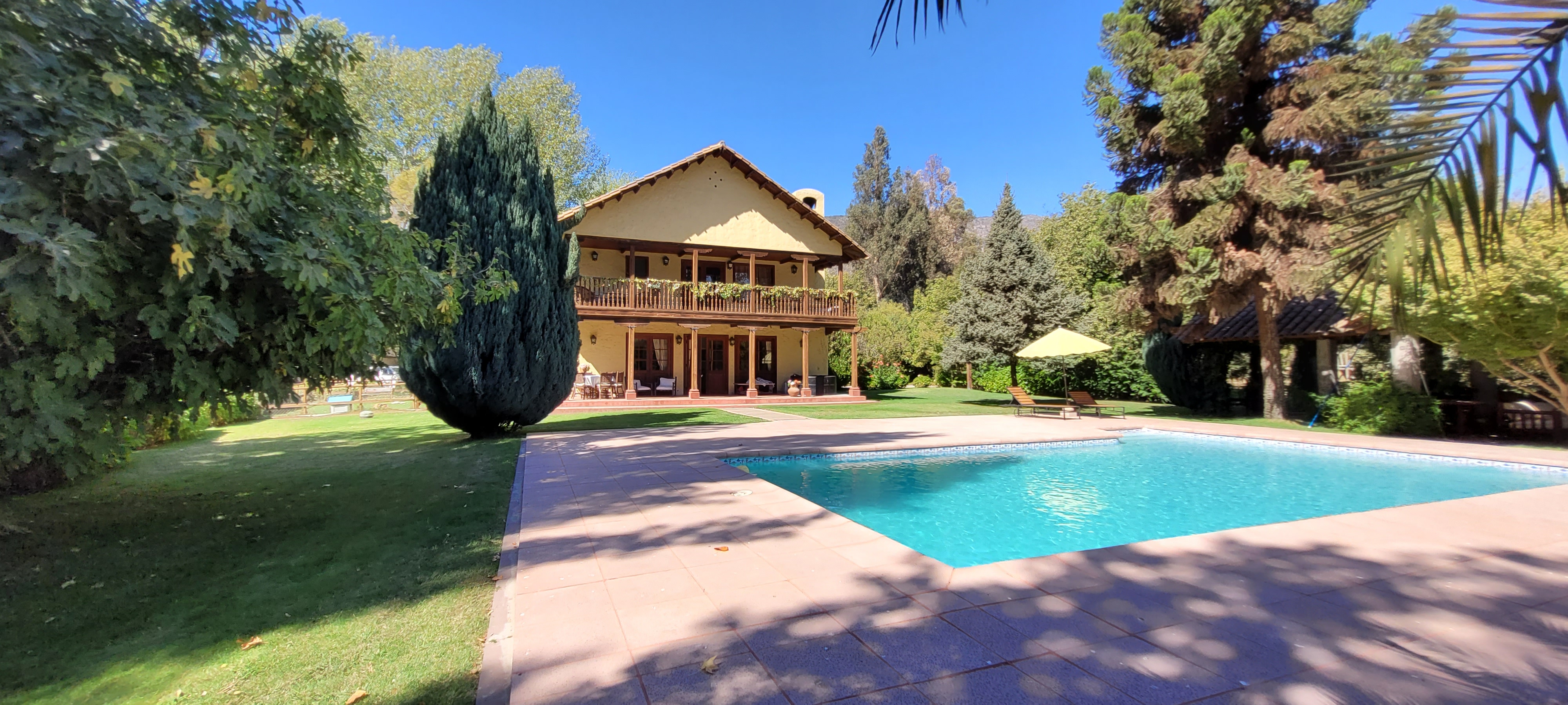 Casa con entorno sureño en terreno de 1,4 Ha