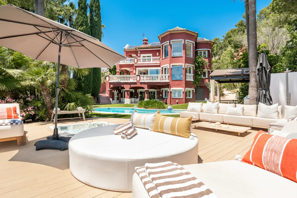 An Artistic Sanctuary of Luxury & Privacy in Cascada de Camoján