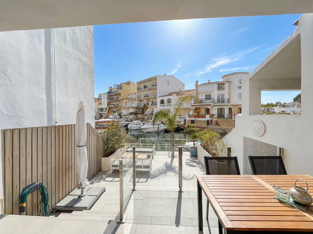 Renovated fisherman's house with 8 m mooring