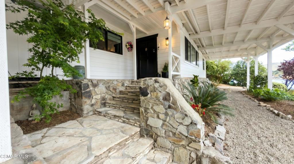Celebrity Lakefront Estate in Sherwood