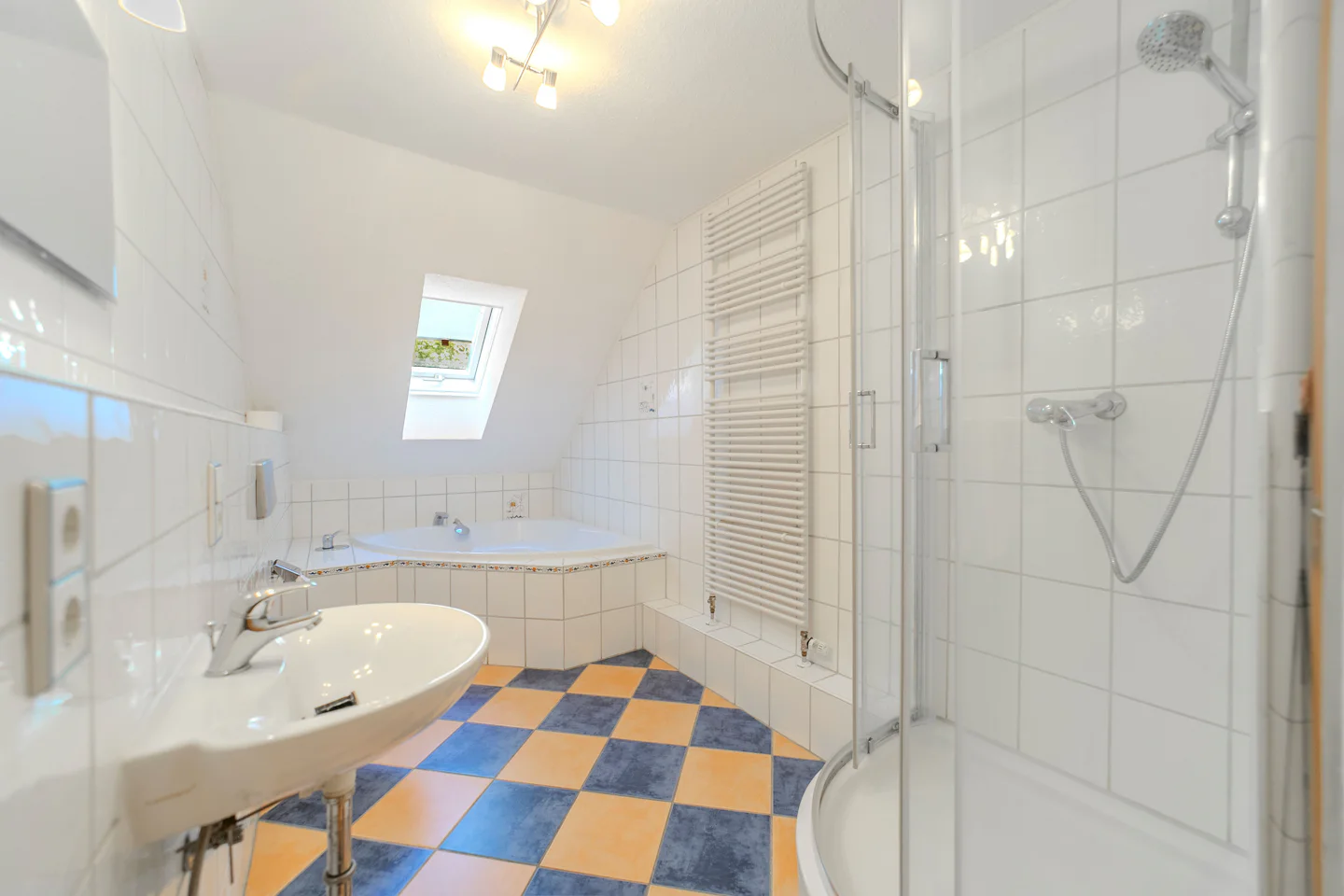 Reserviert: 3-Zimmer-Dachgeschosswohnung - Foto 2