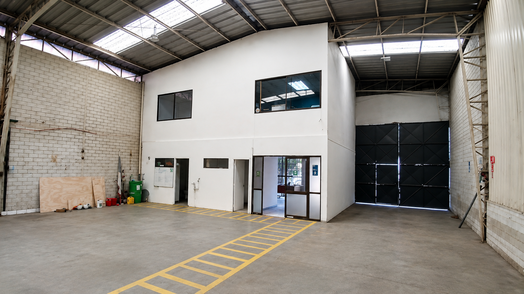 Bodega Condominio 700 m2 más Oficinas  120 m2