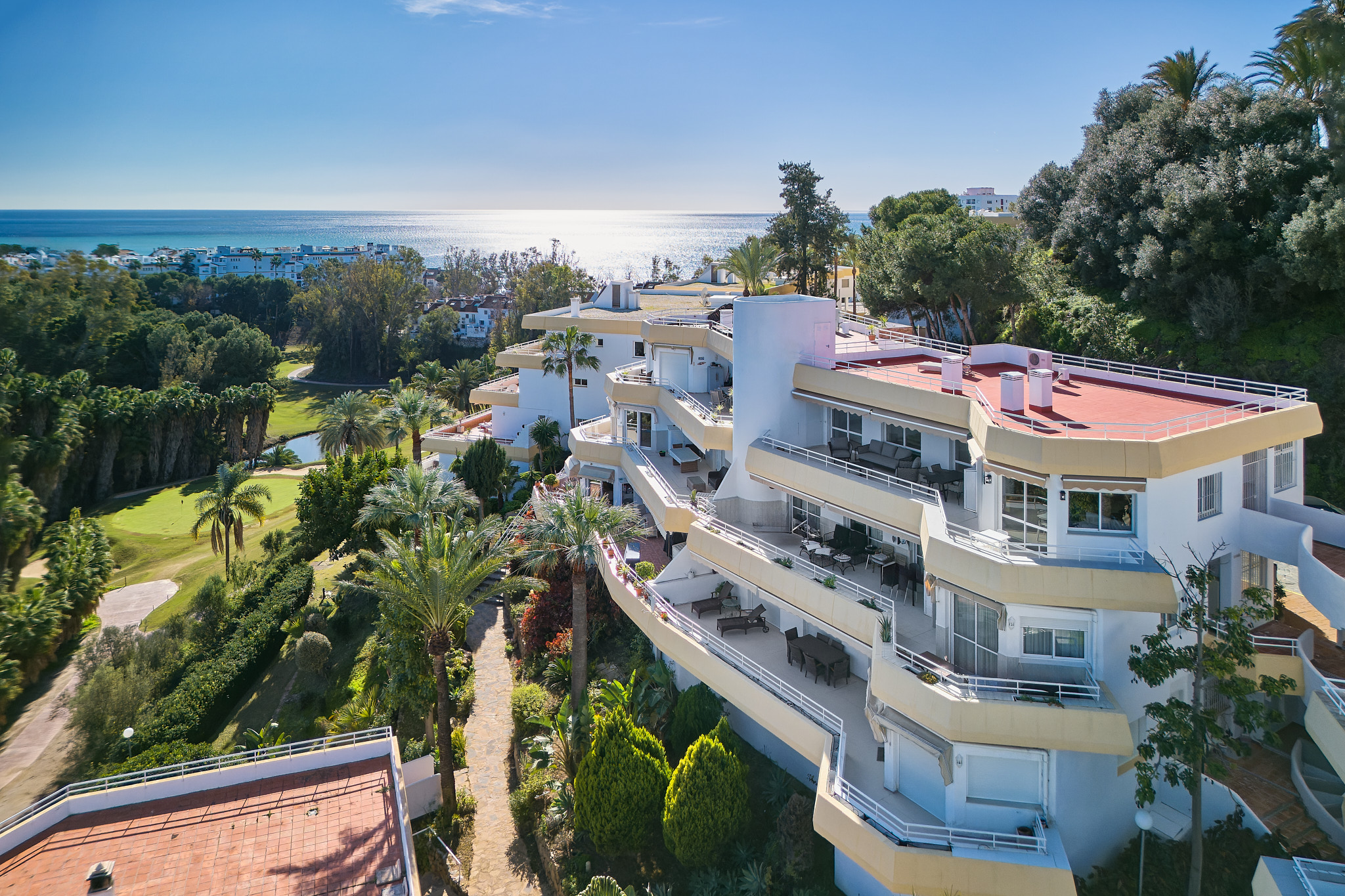 Furnished 3-bedroom penthouse with large private roof top terrace