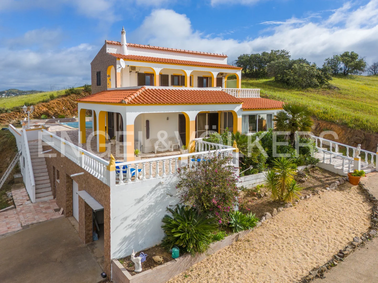 Detached 3-bedroom villa with sea view