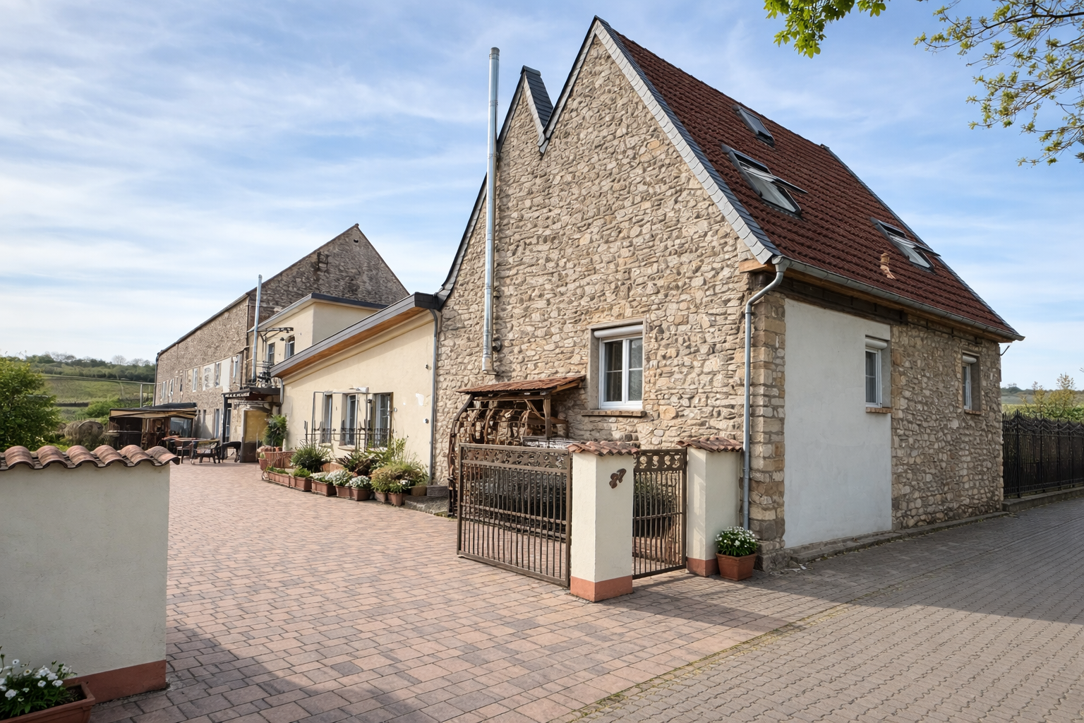 Anwesen am Feldrand mit Weinbergblick, Einliegerwohnung, PV-Anlage und großem Entwicklungspotenzial