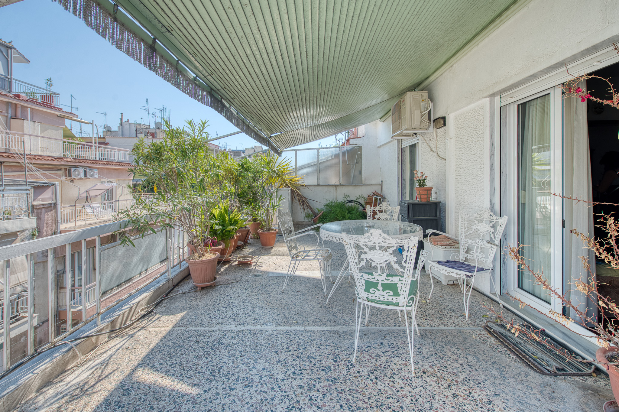 3rd-floor apartment with a large terrace in an excellent location