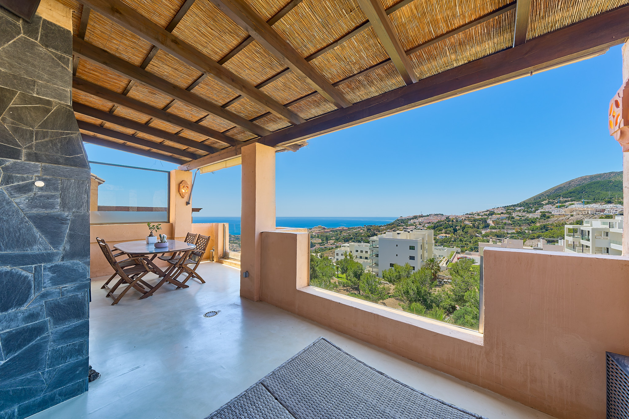 Duplex penthouse with exceptional sea and mountain views