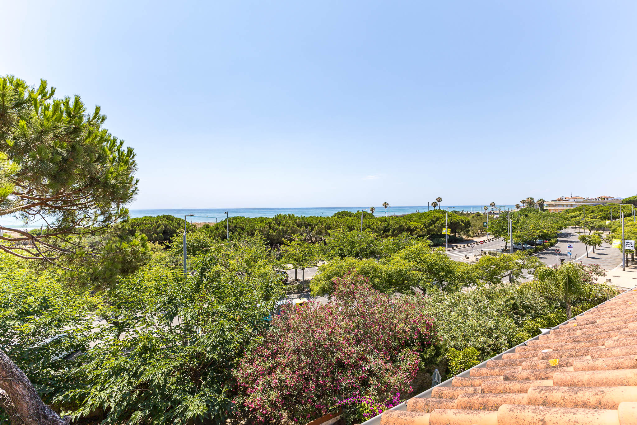 Discover seaside luxury in Castelldefels: elegant 4-bedroom home with private pool, terrace and garden, panoramic views, and underground parking.