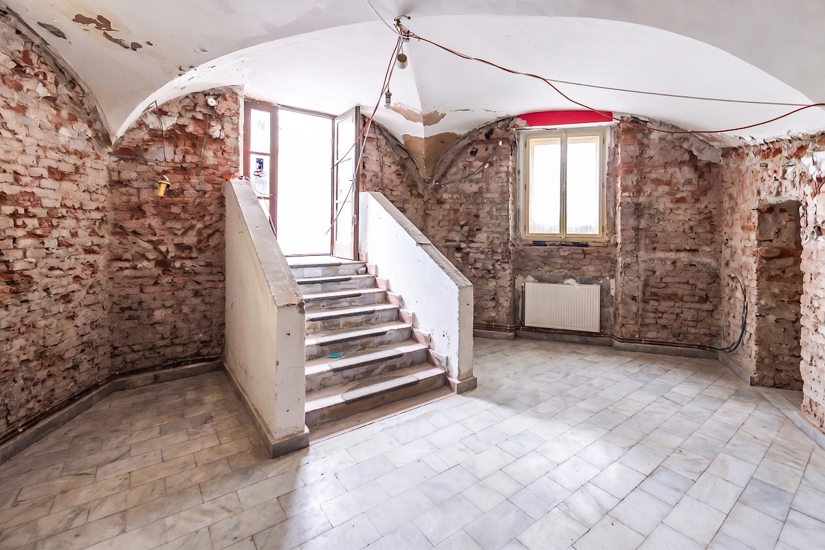 Restaurant for rent prior to renovation