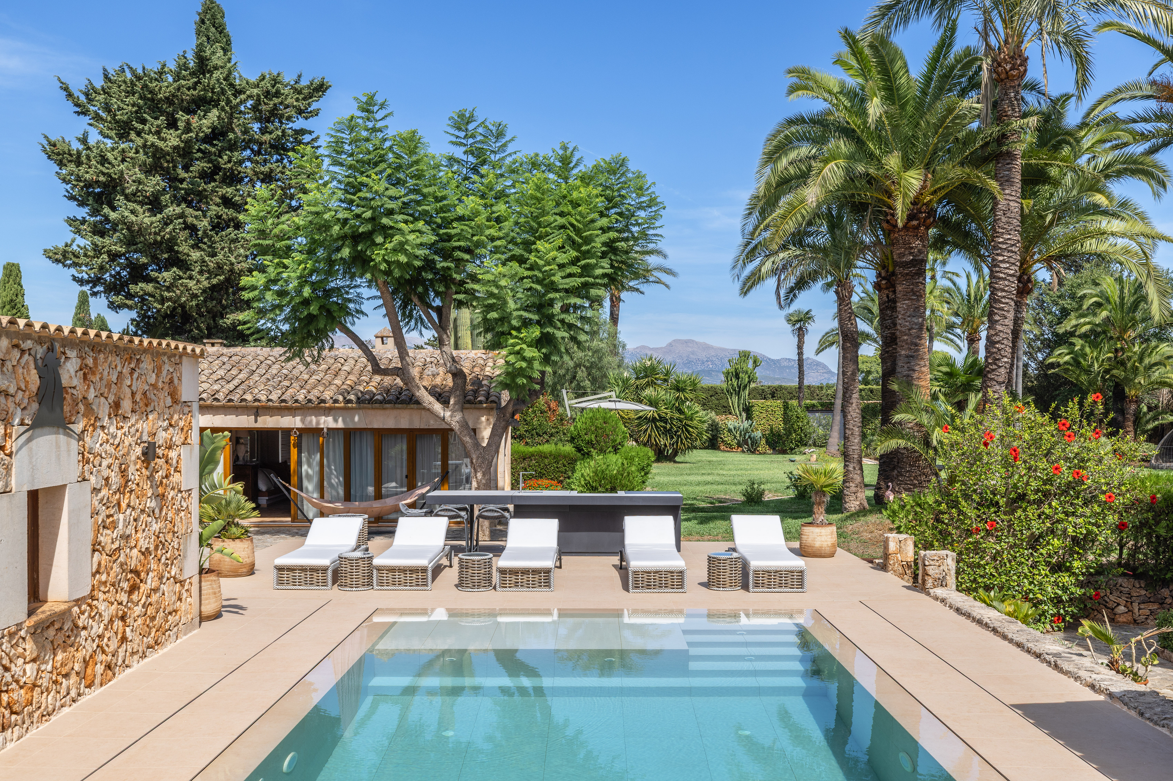 Charming Estate with Large Garden, Swimming Pool and Garage in Ses Alqueries