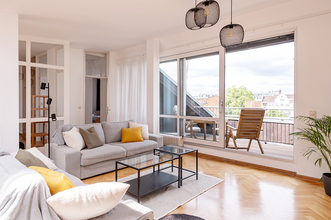 Helle und großzügige Dachgeschosswohnung mit Dachterrasse und freiem Blick nach Westen