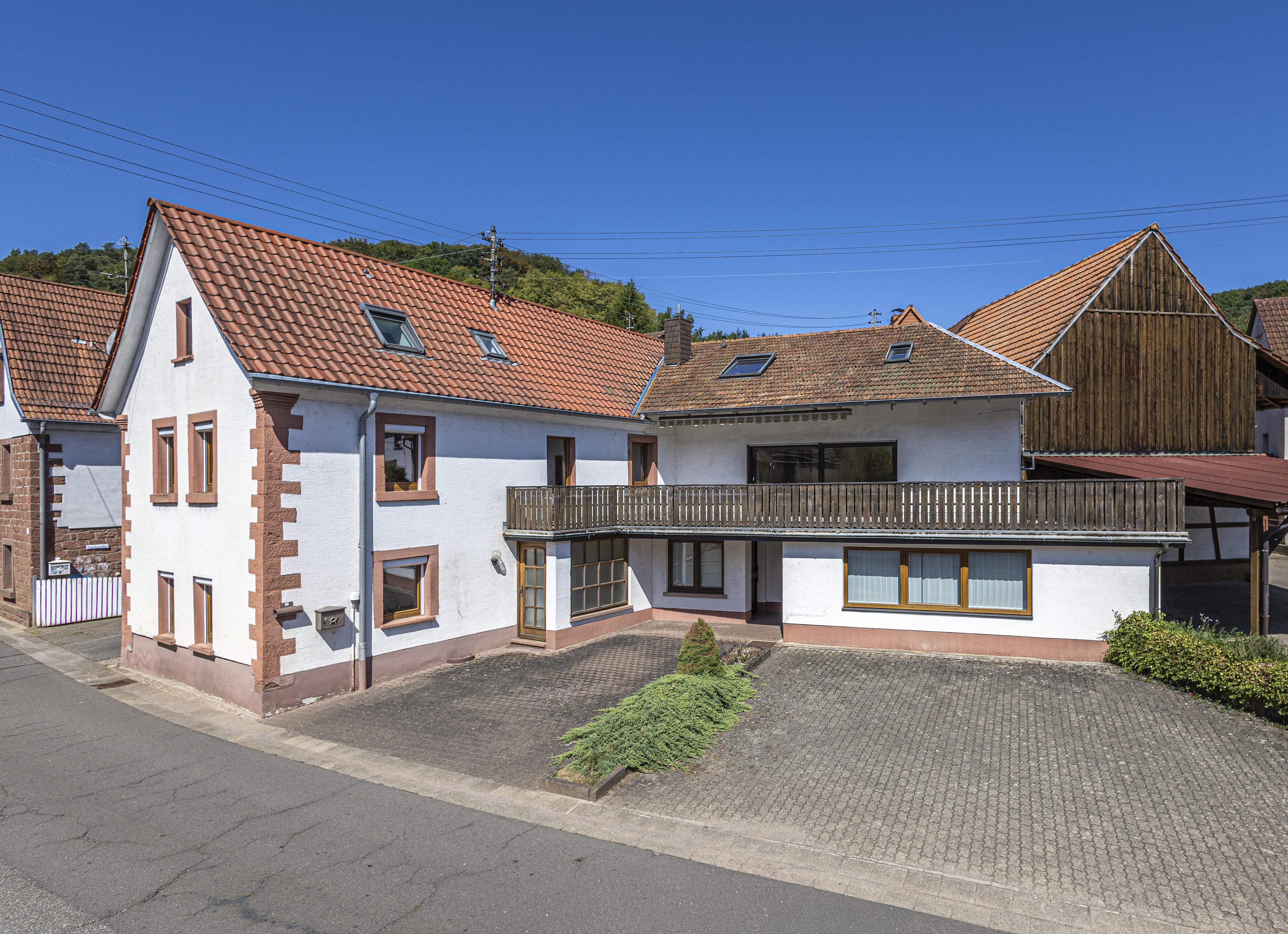 Großzügiges Einfamilienhaus mit Terrasse und vielseitigem Raumangebot