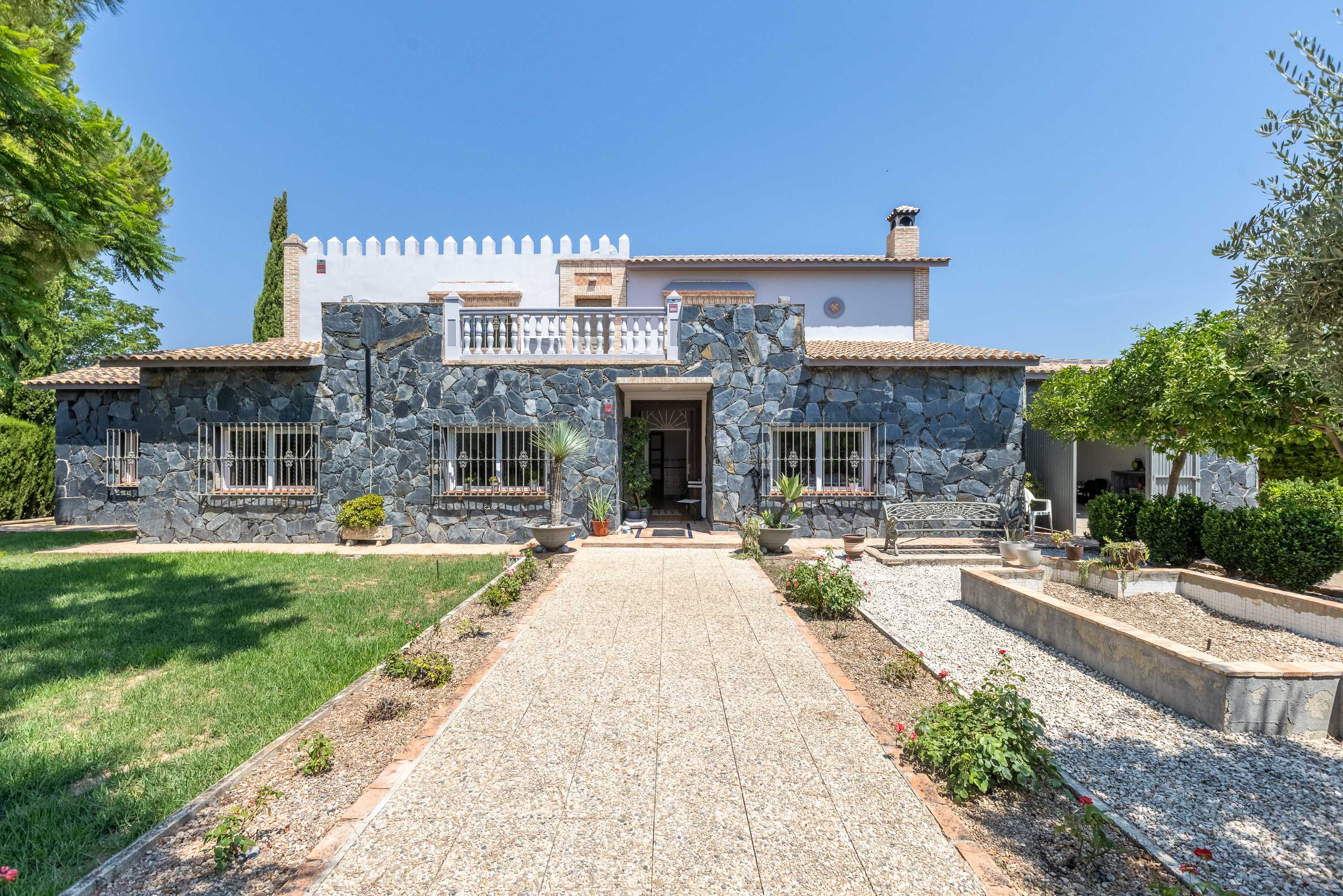 Entdecken Sie stillen Luxus in Carmona: helle Villa mit 5 Schlafzimmern, 120-m²-Terrasse, Privatgarten, Resort-Pool, Kamin und Grünblick, 30 Min. von Sevilla.