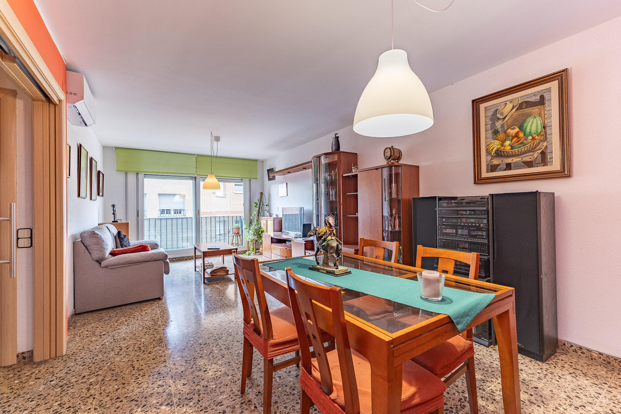 Experience elegance in Terrassa: exclusive apartment with 2 parking spaces