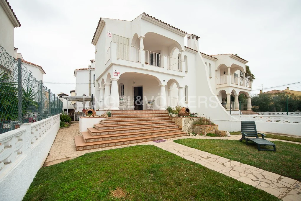 Bright semi-detached house in an exclusive area of ​​Vinaroz