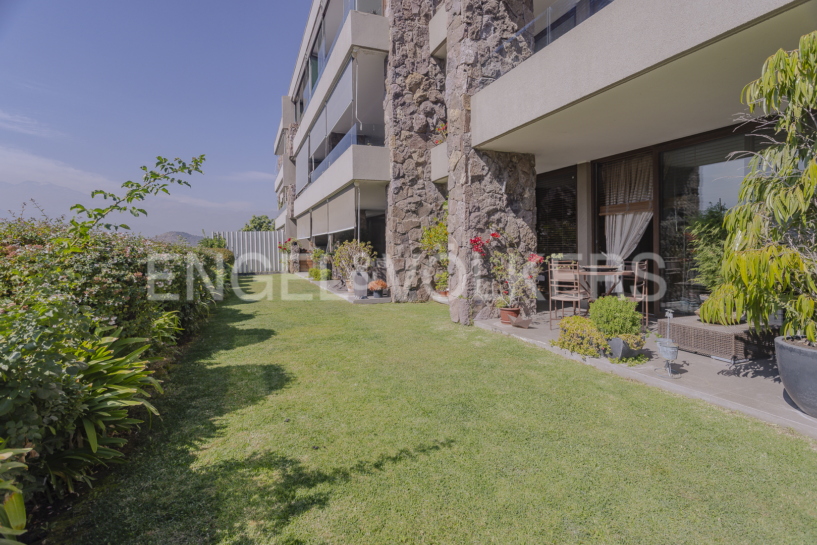 Elegante dúplex con jardín y espectacular vista en Punta de Águila