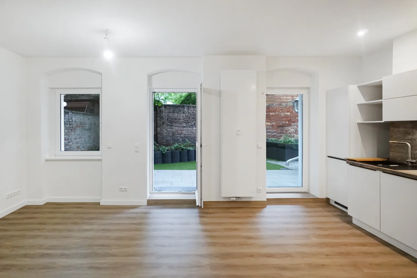 Erstbezug nach umfassender Modernisierung - charmantes Wohnen mit privatem Garten ! - Photo 1