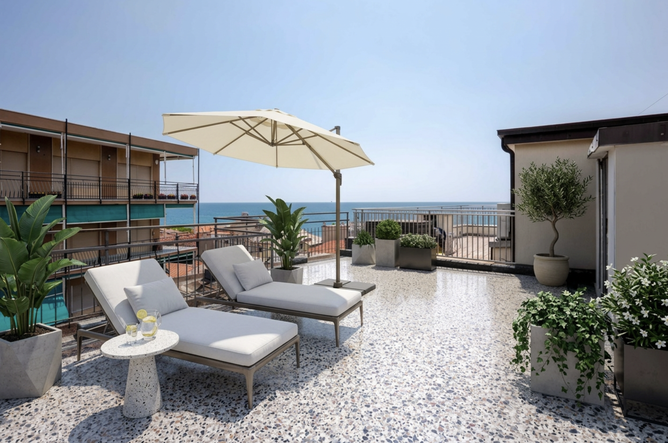 Penthouse mit privater Sonnenterrasse und Panoramablick aufs Meer