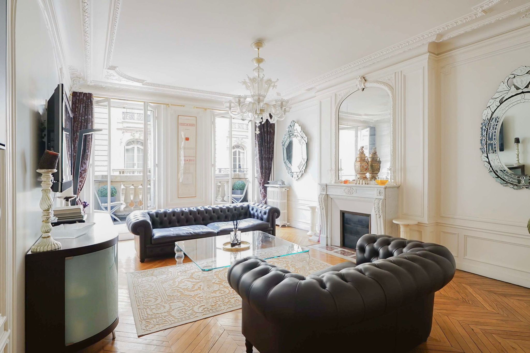 Trocadéro / Chaillot – Elegant entertaining and family apartment with generous proportions, continuous balcony and flexible layout